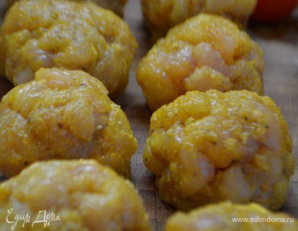 Мокрыми руками сформировать из массы небольшие шарики.