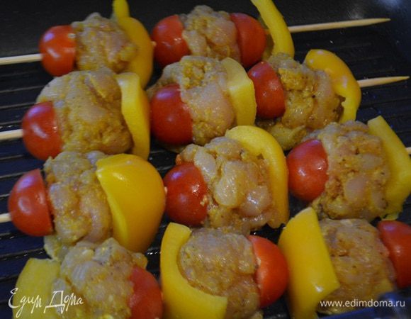 На деревянные шпажки поочередно нанизываем мясные шарики и перец с помидорами.