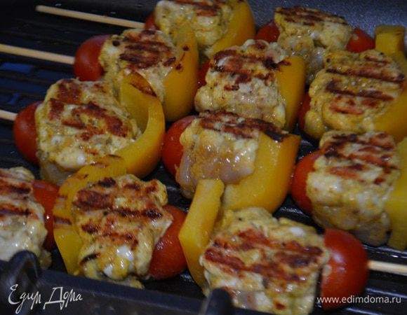 Растительное масло смешать с оставшимся чесноком и смазать им шашлычки. Обжарить на гриле со всех сторон до подрумянивания на среднем огне. Готовится очень быстро, главное не пересушить!