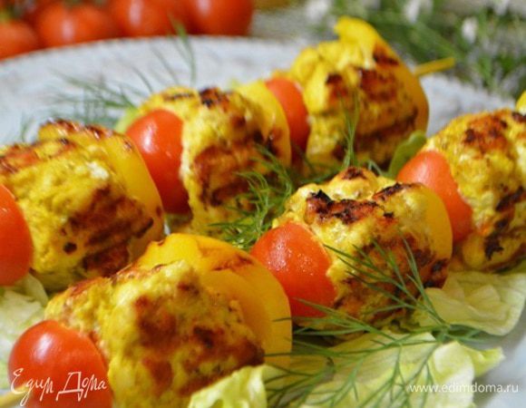 Подавать такой шашлык лучше с овощным салатом, зеленью и легким соусом.
Приятного аппетита!