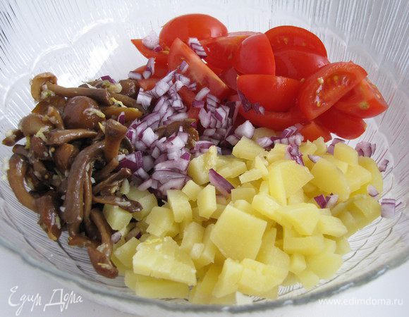 Картофель нарезать кубиками, помидоры черри разрезать на 4 части. Лук измельчить.