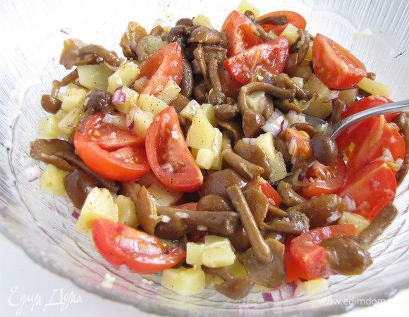 Подготовленные продукты соединить, сбрызнуть лимонным соком, посолить, приправить перцем и заправить растительным маслом.