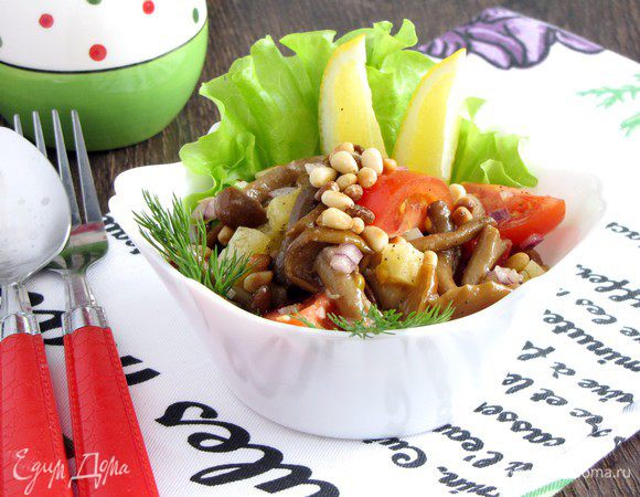 При подаче салат посыпать кедровыми орешками, украсить зеленью и подавать. Вкусно!