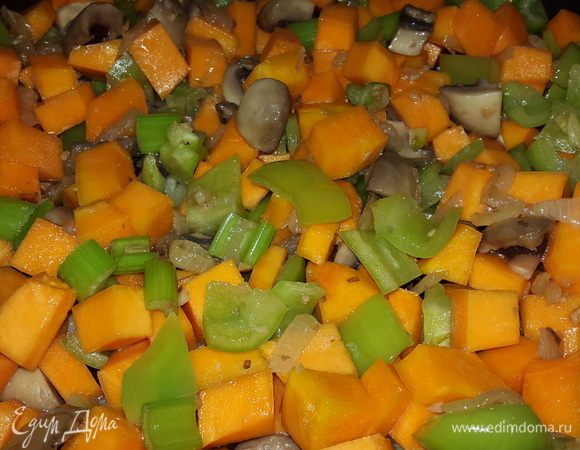 Тыкву нарезаем кубиками и отправляем к остальным ингредиентам, тушим 7-10 минут, помешивая.