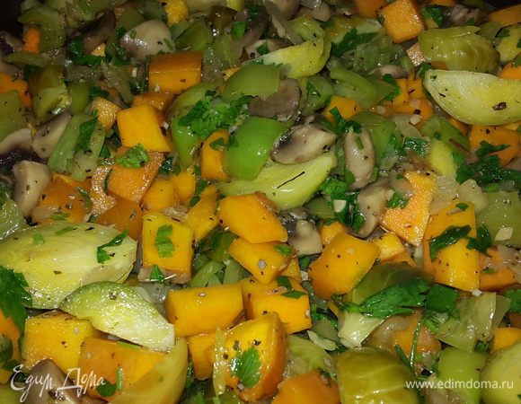Брюссельскую капусту откидываем на дуршлаг, обдаем холодной водой и режем на дольки. Петрушку мелко рубим.

Капусту и половину петрушки отправляем к овощам, солим, перчим, посыпаем сушеным базиликом, перемешиваем и тушим ещё 2 минуты. 

Глиняные тарелки предварительно замачиваем в холодной воде на 10 минут.

Перекладываем наш микс в тарелки и отправляем запекаться в духовку на 20 минут при температуре 200С. (Духовку предварительно не разогреваем)

Через 20 минут достаем тарелки, посыпаем оставшейся петрушкой и тыквенными семечками. Выключаем духовку и даем постоять в ней тарелкам ещё 5 минут.