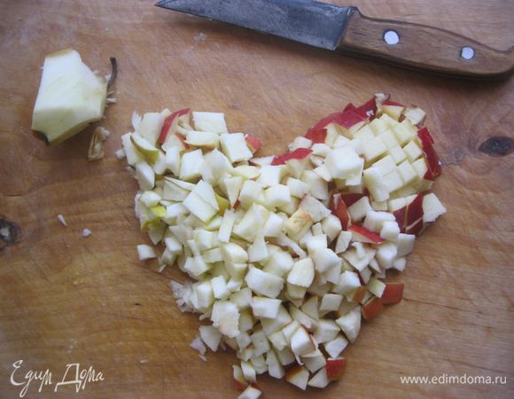 Яблоки вымыть, порезать небольшим кубиком.
Если крупное яблоко - то возьмите 1, если помельче - то два, нам нужно 250 гр яблок.
