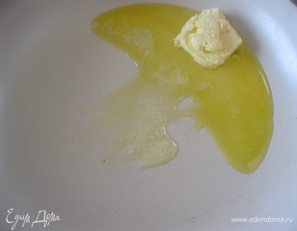 В сковороде распустить 50 гр сливочного масла.