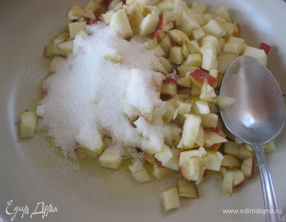 Добавить сахар и яблоки.