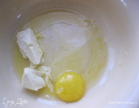 Оставшиеся 50 гр сливочного масла взбить с яйцом, до пышного состояния.