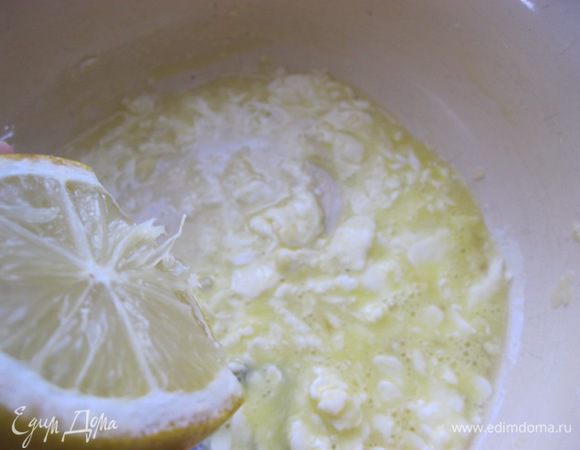 Влить лимонный сок.