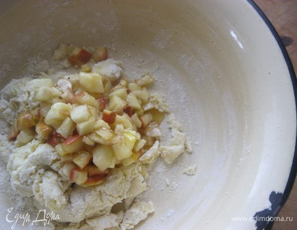 Добавить остывшую яблочную массу, еще раз перемешать.