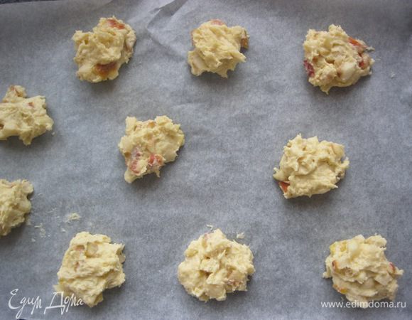 Выкладывать столовой ложкой на противень, застеленный пекарской бумагой.
Выкладывать печенье лучше на небольшом расстоянии друг от друга. Получается 20 штук.