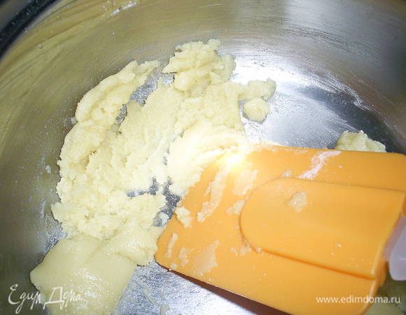 Приступим к приготовлению сырного соуса. Для этого в сотейнике растопим сливочное масло, добавим к нему муку и хорошенько прогреем смесь (до исчезновения запаха сырой муки).