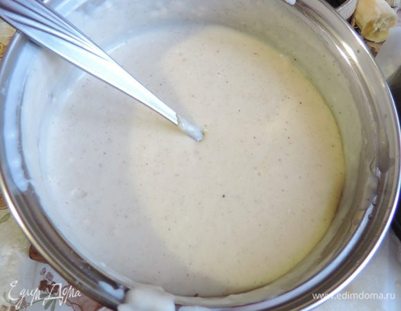 Снимаем сотейник с огня и порциями добавляем к мучной смеси молоко, каждый раз тщательно размешивая до полной однородности массы. 
Возвращаем смесь на медленный огонь и постоянно помешивая, доводим ее до загустения. Добавляем натертый на терке сыр и мускатный орех (я кладу не меньше чайной ложки). Солим по вкусу, когда сыр полностью расплавится.