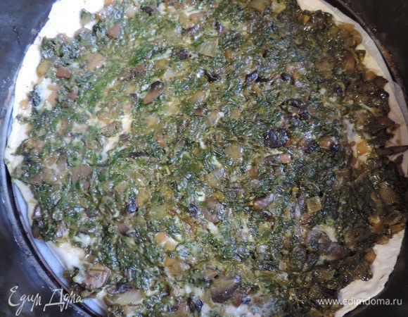 Равномерно распределяем 1/7 часть начинки.