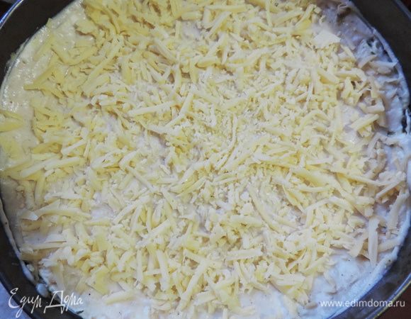 Затем чередуем лаваш-соус-начинка. Последний лист лаваша смазываем соусом и щедро посыпаем натертым на терке сыром.