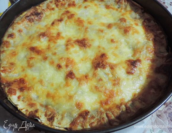 Запекаем лазанью в разогретой до 180-190 градусов духовке на 30-35 минут. Следите, чтобы сыр не сгорел.