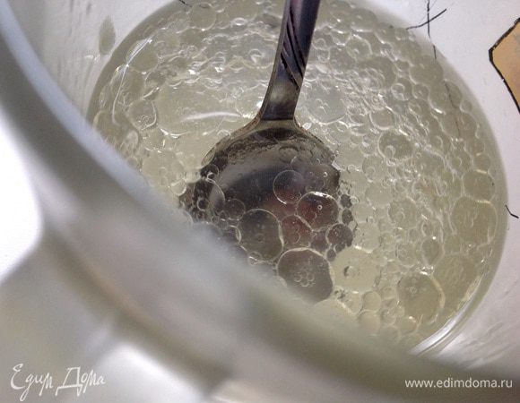 Растительное масло соединить с кипятком, быстро перемешать.