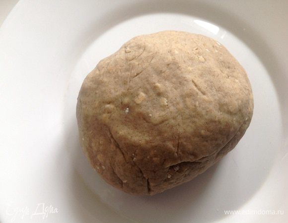 Вылить воду в сухую смесь и вымешать тесто. Дать тесту остыть.