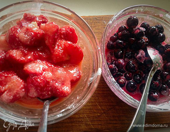 Ягоды разморозить. У меня черная смородина и клубника. Добавить к ним сахар и крахмал, перемешать.