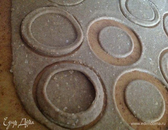 Тесто раскатать примерно 3-4 мм. Вырезать формой круги, а в половине кругов сделать середину меньшего диаметра - получатся ободки. Выложить вырезанные ободки на круг, и хорошо прижать края!