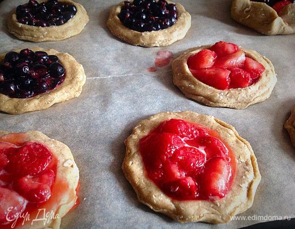 Перенести галеты на противень, застеленный бумагой для выпечки. Выложить ягоды в углубление галет. Выпекать при температуре 180 градусов, 15 минут.