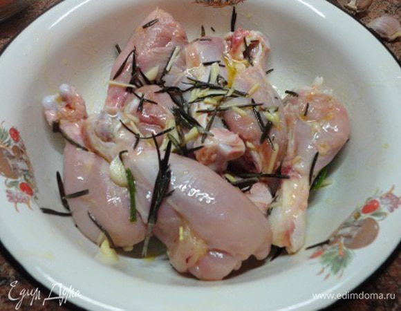 1.	Куриные голени очистить от кожицы. 2 столовые ложки оливкового масла смешать с рубленым чесноком, перцем и розмарином. Смазать этой смесью голени и оставить на 4 часа.