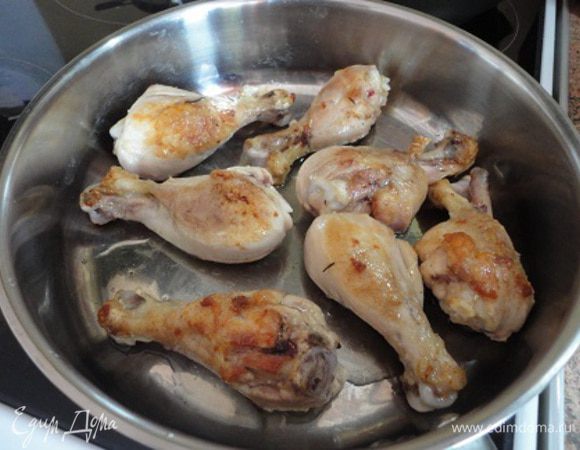 3.	Мясо достать из маринада и промокнуть салфеткой. Разогреть в сковороде 2 столовые ложки оливкового масла и обжарить голени до подрумянивания. Переложить в сотейник.