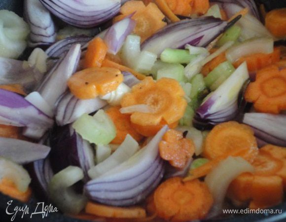 4.	В этом же масле 5 минут обжарить овощи. Затем переложить их в сотейник с курицей. 