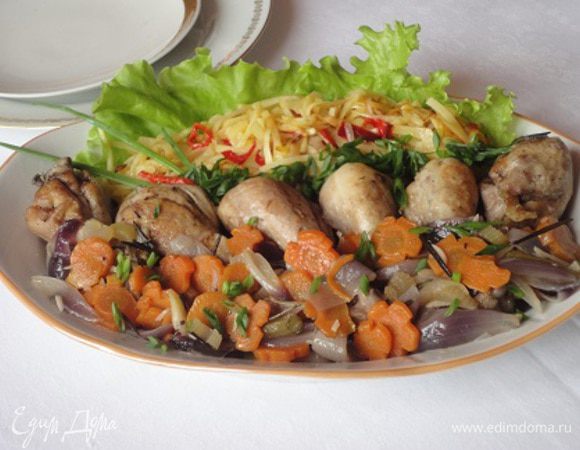 5.	Добавить маринад, вино и бульон, посолить, поперчить и тушить 30 минут на маленьком огне. Подавать с картофелем.