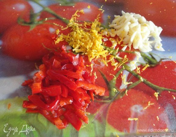 1. Для лимонного картофеля с помощью терки снять цедру с лимона и выдавить сок. Сок смешать с солью и сахаром. Чеснок и перец мелко нашинковать.