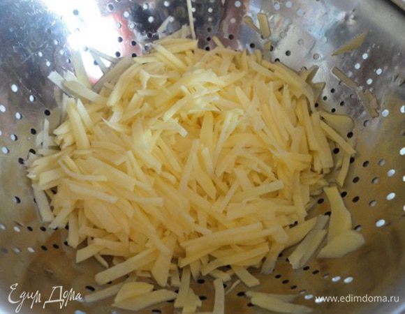 3.	Затем нарезать их соломкой и промыть под проточной водой. Обсушить с помощью полотенца.