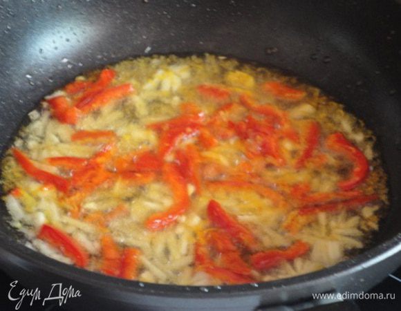 4.	В сковороде хорошо сильно разогреть растительное масло и обжарить перец с чеснок 10 секунд. Добавить картофель и обжарить его 3-5 минут. Я обычно обжаривать сразу только 1-2 порции картофеля, тогда он получается хрустящим. Сковорода у меня 22 см, с толстым дном и жарит очень хорошо (я просто не нарадуюсь ей). Влить лимонный сок, перемешать и убрать с плиты. Такой картофель хорош и теплым и холодным. 