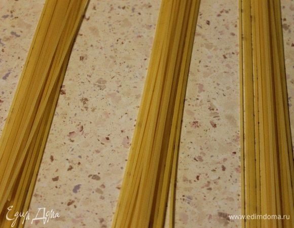 Спагетти разделить на три равные части.