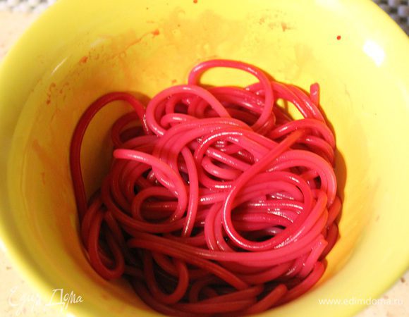 Две части отварить согласно инструкции на упаковке. Слить воду и разложить по двум мисочкам со свекольным соком и с соком капусты. 