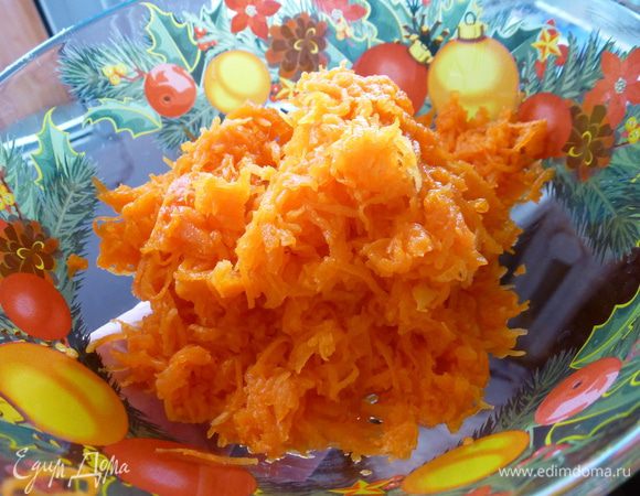 Сырую тыкву натираем на мелкой терке и оставляем на 10 минут, пусть она даст сок.