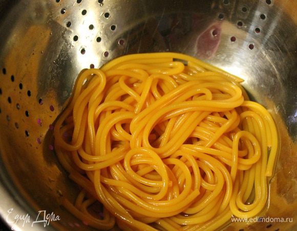 Третью часть спагетти отварить с добавлением куркумы, согласно инструкции на упаковке.