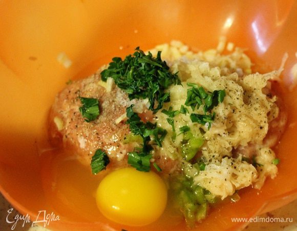 Для фарша лук и перец нарезать мелкими кубиками, картофель натереть на мелкой терке, добавить яйцо, соль, перец и зелень. Тщательно перемешать. 