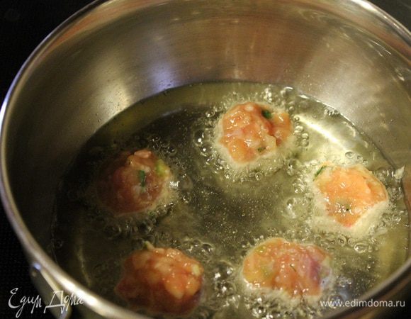 В ковш налить масло, примерно 2 см в высоту. Фарш выкладывать чайной ложкой и обжаривать с двух сторон до золотистого цвета. Готовые фрикадельки смешать с любимым соусом. Я взяла кетчуп.