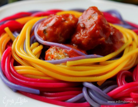 Разноцветную пасту разложить по тарелкам и в серединку положить фрикадельки в соусе. Приятного аппетита!