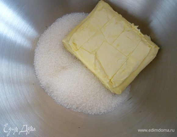 Сливочное масло комнатной температуры взбиваем с сахаром 3 минуты.