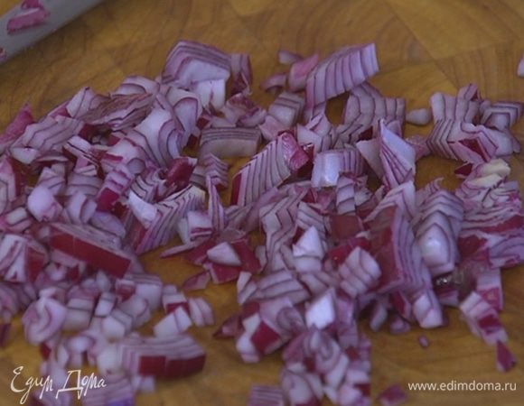 Красный лук почистить и мелко порубить.