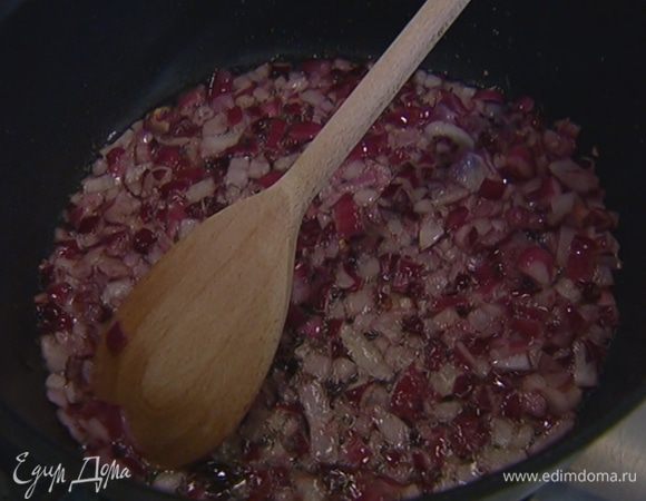 Разогреть в сковороде оливковое масло и обжарить лук.