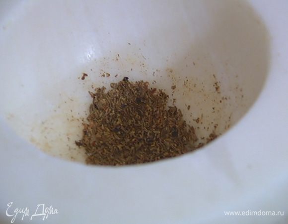 Гвоздику, можжевельник и тмин растереть в ступке в мелкую крошку.