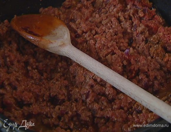 Говядину измельчить в мясорубке, добавить к луку со специями, влить 100 мл портвейна, все перемешать и готовить 7–10 минут на медленном огне.