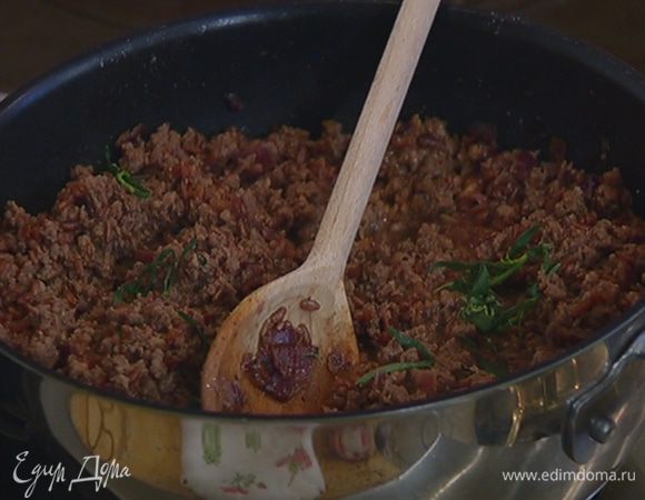 Выложить к фаршу отваренный рис, посолить, поперчить, добавить листья розмарина и все перемешать.