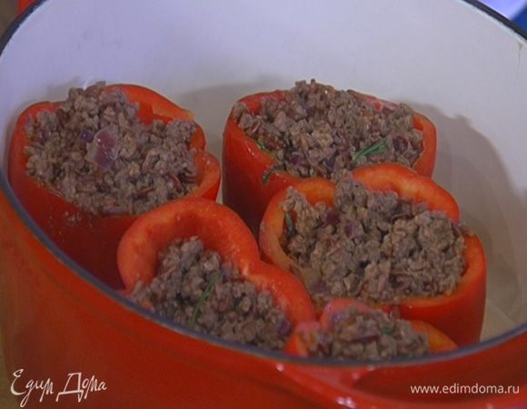 Наполнить перец фаршем и поместить вертикально в тяжелый сотейник.