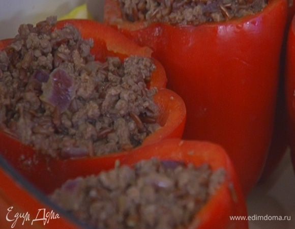 Лимон разрезать на 4 части и выложить в кастрюлю к перцу.