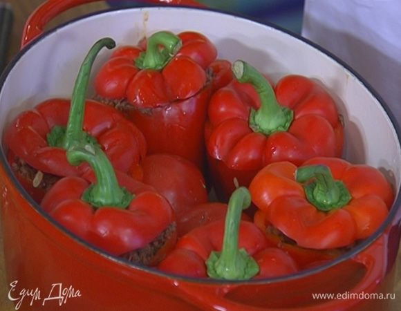 Разрезать пополам 2 помидора и вместе с оставшимися целыми помидорами уложить в сотейник так, чтобы уплотнить нафаршированный перец, затем накрыть перец «крышечками».