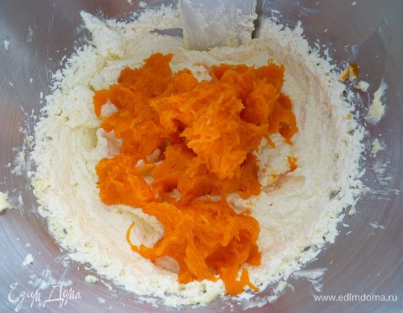 Отжимаем тыкву и добавляем в тесто. Отжатый сок сохраняем, он нам пригодится для сливочной шапочки! 
Перемешиваем миксером на низкой скорости до однородности.